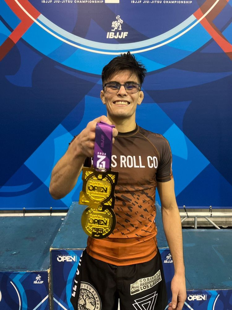 Antonio Cárcamo con dos medallas de oro en un torneo IBJJF