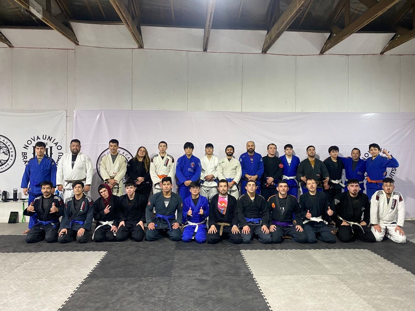 Grupo de alumnos de jiu-jitsu de Valhalla Chiloé en el tatami