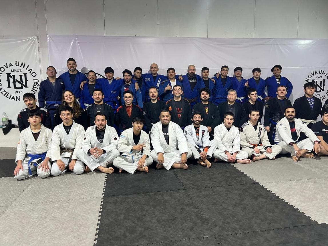 Alumnos de jiu-jitsu reunidos al final de un entrenamiento