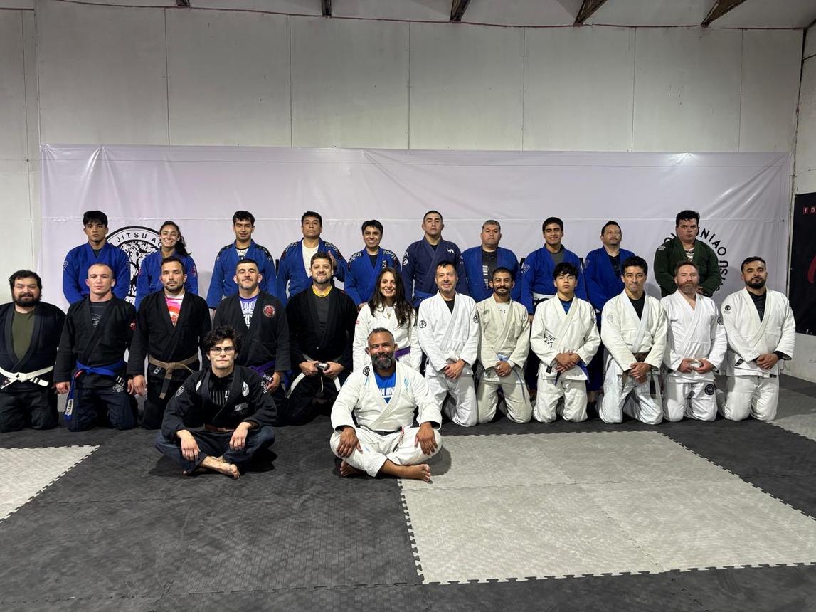 Grupo de alumnos con kimono en el tatami de Valhalla