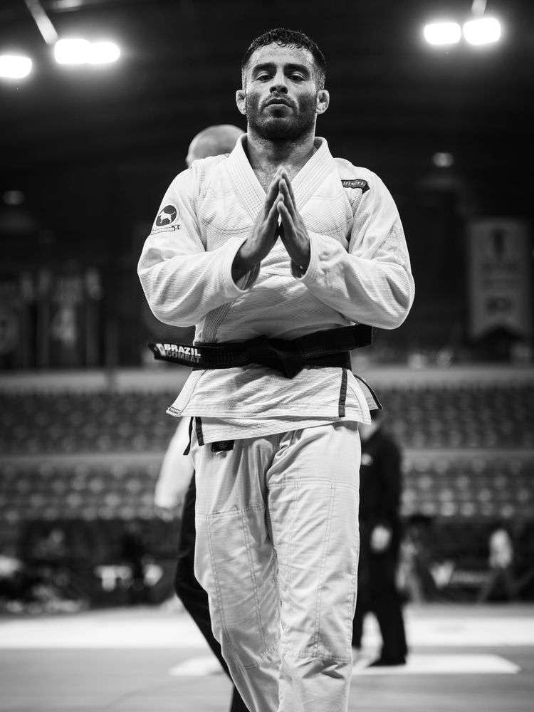 Nicolás Ponce con kimono y cinturón negro, saludando en el tatami antes de competir